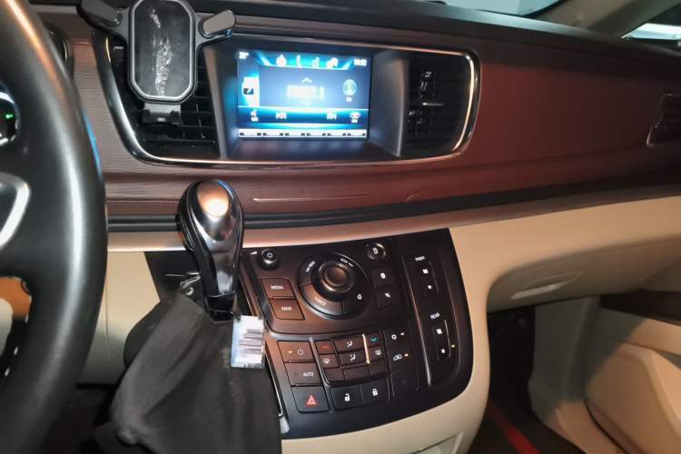 Used Buick GL8 2018 28T Luxury Model China VI Standard Audio And AC Panel