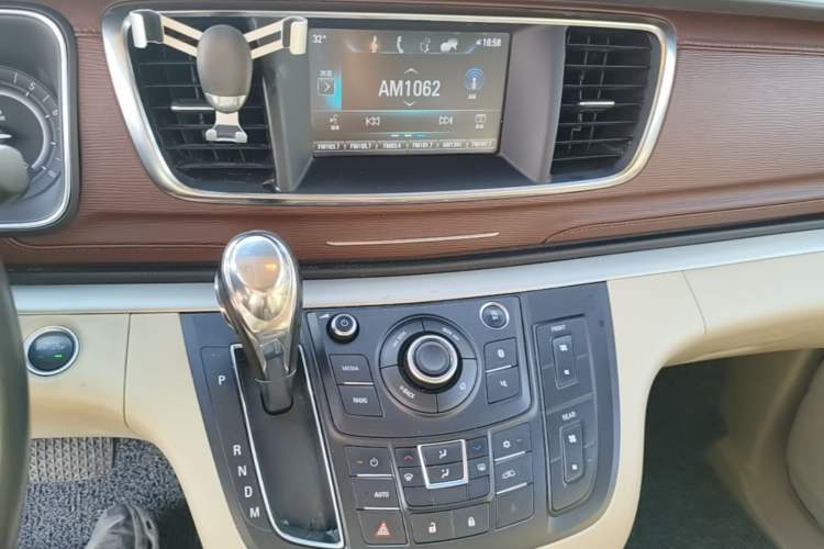 Used Buick GL8 2018 28T Luxury Model China VI Standard Audio And AC Panel