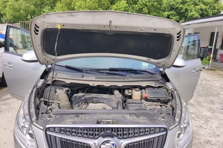 Used Buick GL8 2018 28T Prestige Version China VI Standard Engine Bay