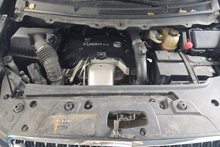 Used Buick GL8 2018 28T Luxury Model China VI Standard Engine Bay