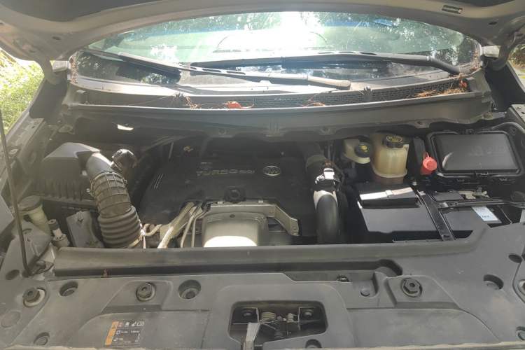 Used Buick GL8 2018 28T Luxury Model China VI Standard Engine Bay