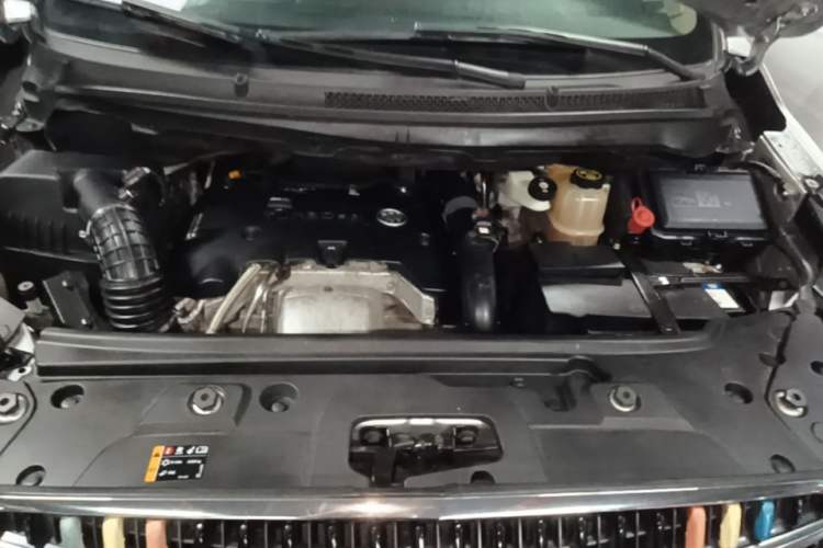 Used Buick GL8 2018 28T Luxury Model China VI Standard Engine Bay