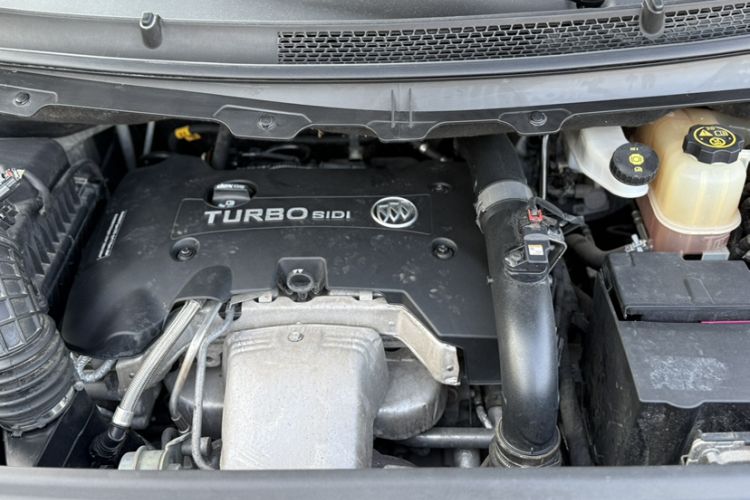 Used Buick GL8 2018 28T Luxury Model China VI Standard Engine Bay