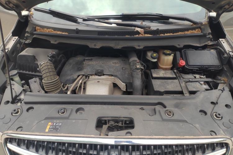 Used Buick GL8 2018 28T Luxury Model China VI Standard Engine Bay