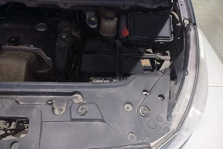 Used Buick GL8 2018 28T Luxury Model China VI Standard Engine Bay Left