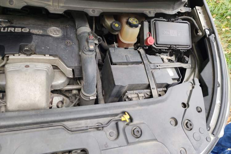 Used Buick GL8 2018 28T Luxury Model China VI Standard Engine Bay Left