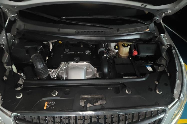Used Buick GL8 2018 28T Luxury Model China VI Standard Engine Bay