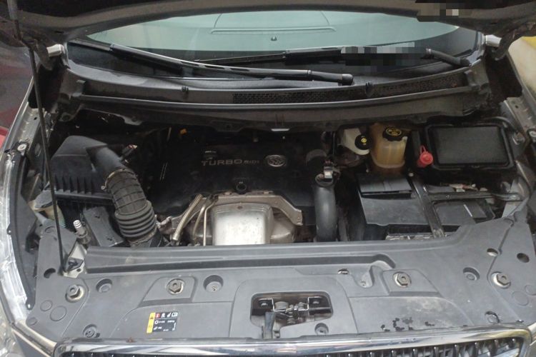 Used Buick GL8 2018 28T Luxury Model China VI Standard Engine Bay