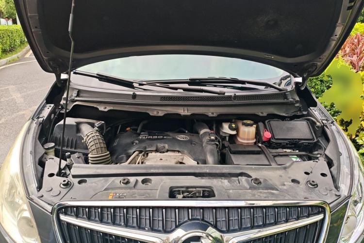 Used Buick GL8 2018 28T Comfort Model China VI Standard Engine Bay