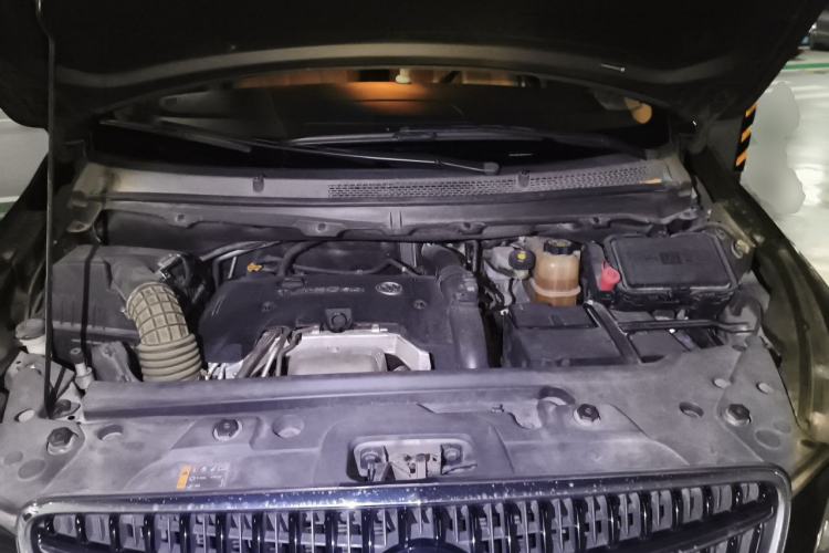 Used Buick GL8 2018 28T Luxury Model China VI Standard Engine Bay