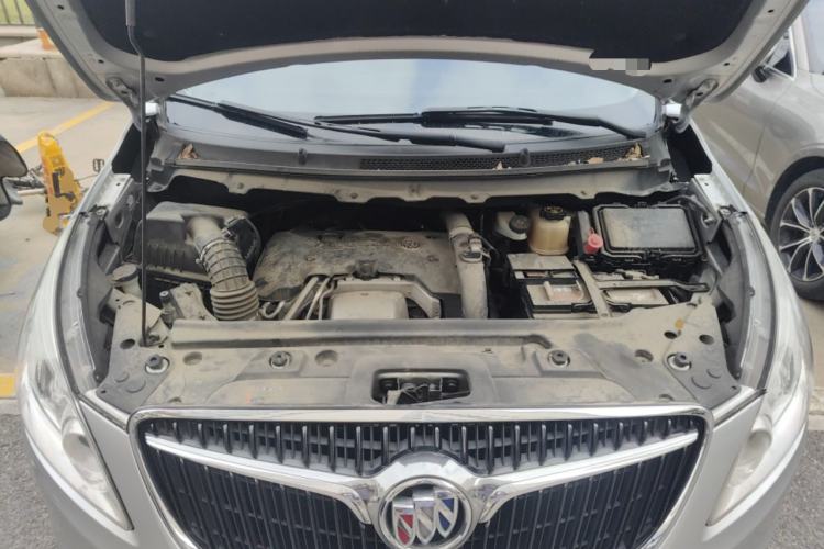 Used Buick GL8 2018 28T Luxury Model China VI Standard Engine Bay