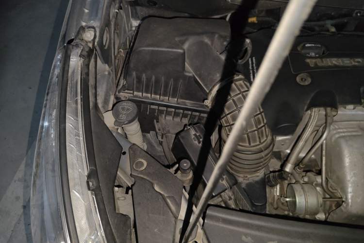 Used Buick GL8 2018 28T Comfort Model China VI Standard Engine Bay Right