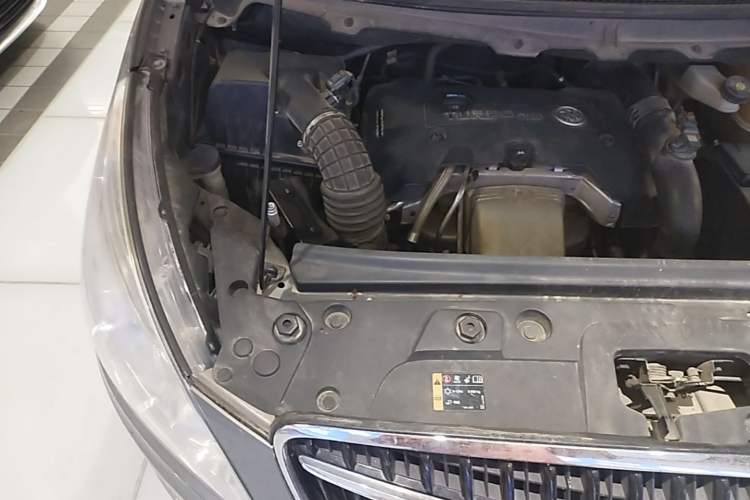 Used Buick GL8 2018 28T Luxury Model China VI Standard Engine Bay Right