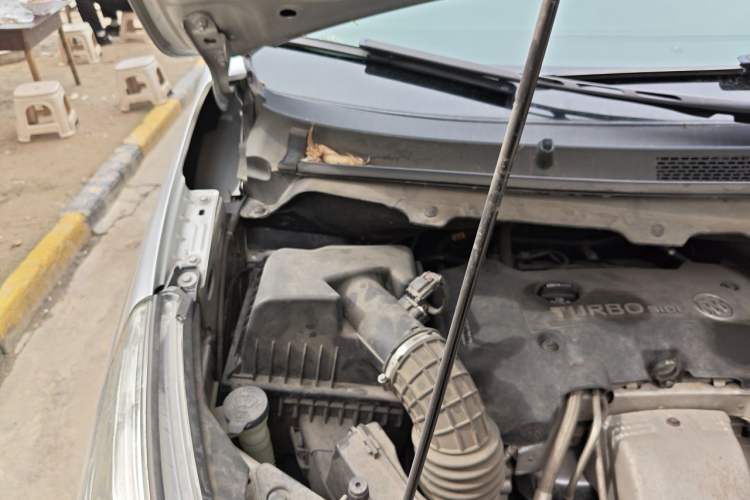 Used Buick GL8 2018 28T Luxury Model China VI Standard Engine Bay Right