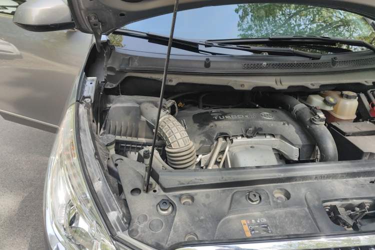 Used Buick GL8 2018 28T Luxury Model China VI Standard Engine Bay Right