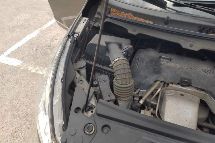 Used Buick GL8 2018 28T Luxury Model China VI Standard Engine Bay Right