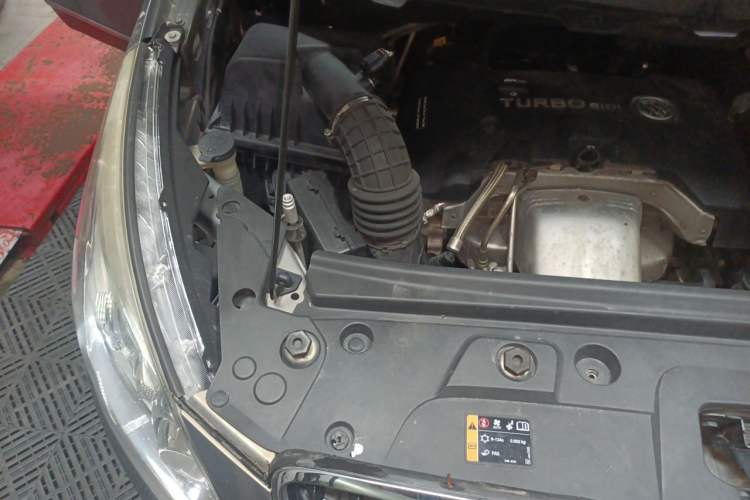 Used Buick GL8 2018 28T Luxury Model China VI Standard Engine Bay Right