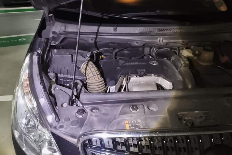 Used Buick GL8 2018 28T Luxury Model China VI Standard Engine Bay Right