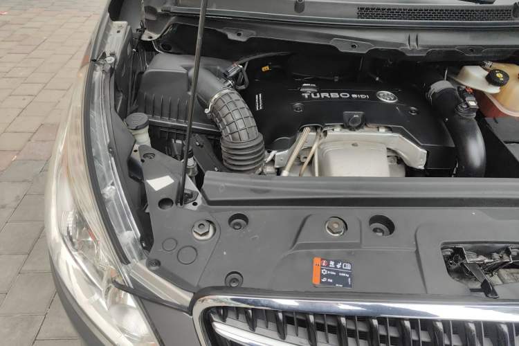 Used Buick GL8 2018 28T Luxury Model China VI Standard Engine Bay Right