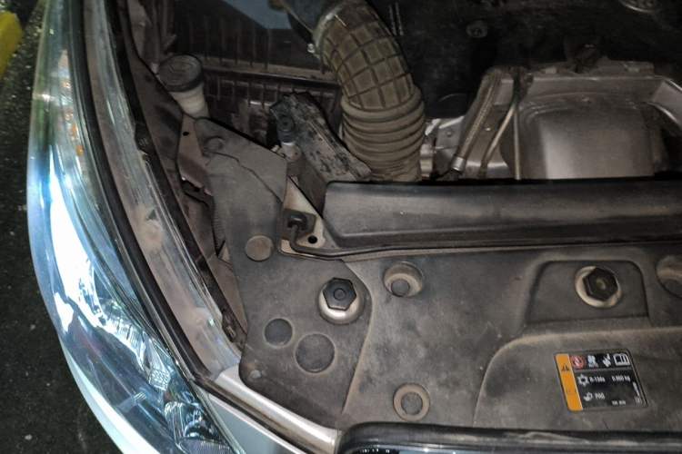 Used Buick GL8 2018 28T Luxury Model China VI Standard Engine Bay Right