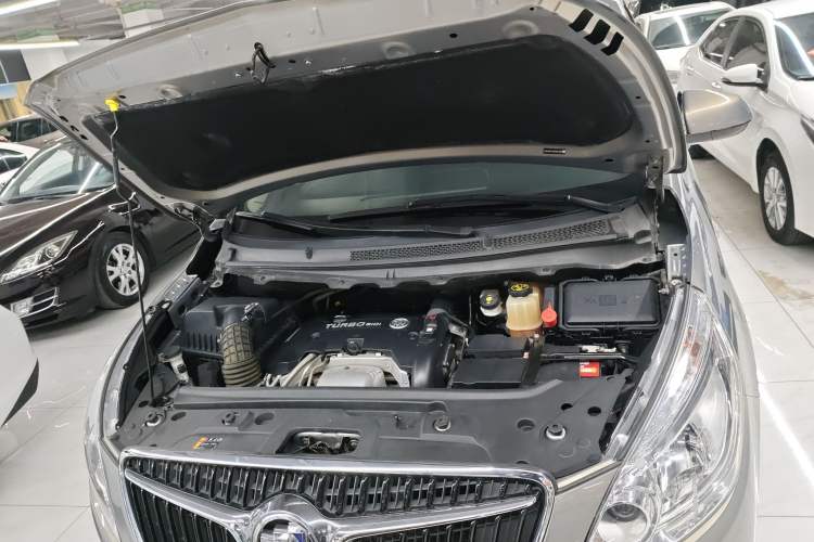 Used Buick GL8 2018 28T Luxury Model China VI Standard Engine Bay
