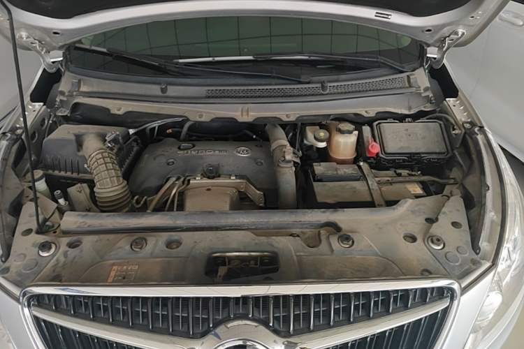 Used Buick GL8 2018 28T Luxury Model China VI Standard Engine Bay