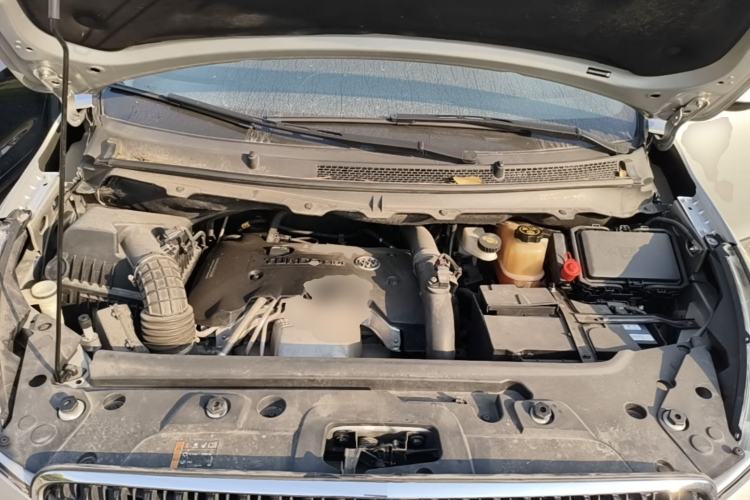 Used Buick GL8 2018 28T Luxury Model China VI Standard Engine Bay