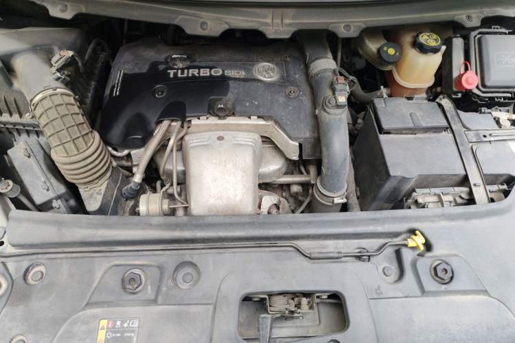 Used Buick GL8 2018 28T Luxury Model China VI Standard Engine Bay
