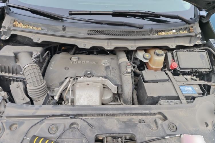 Used Buick GL8 2018 28T Luxury Model China VI Standard Engine Bay