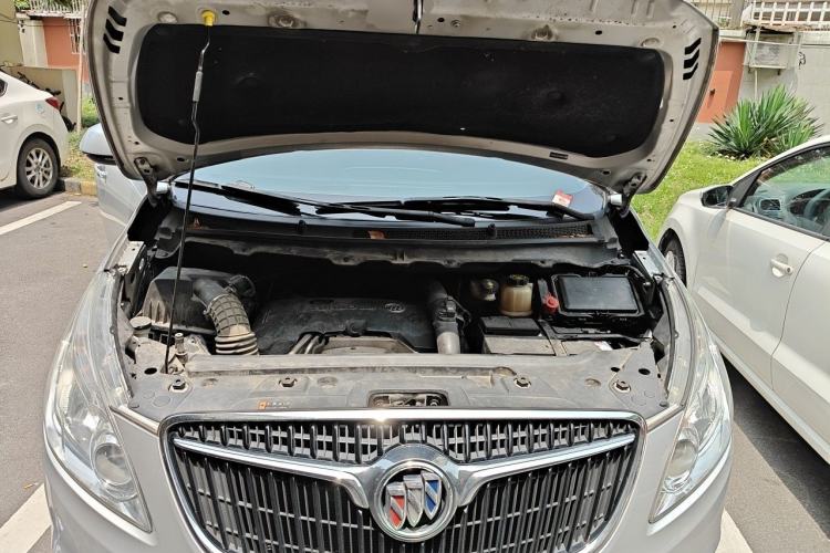 Used Buick GL8 2018 28T Luxury Model China VI Standard Engine Bay