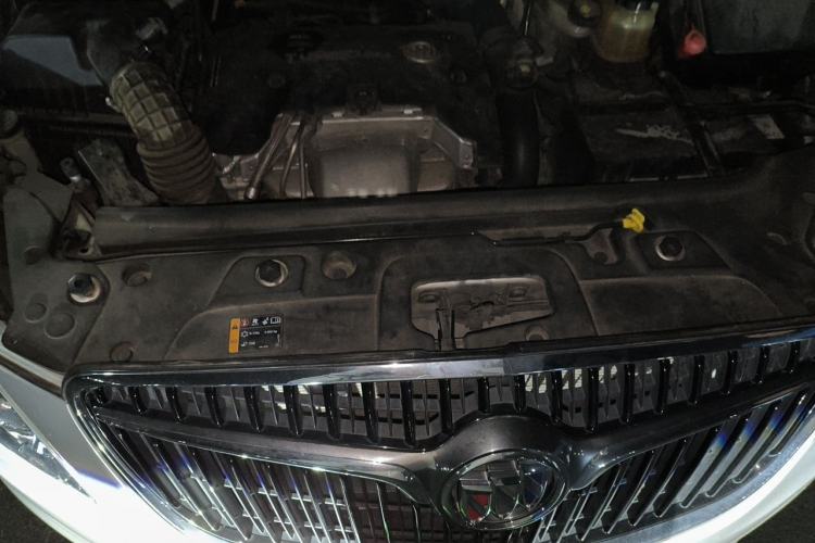 Used Buick GL8 2018 28T Luxury Model China VI Standard Engine Bay