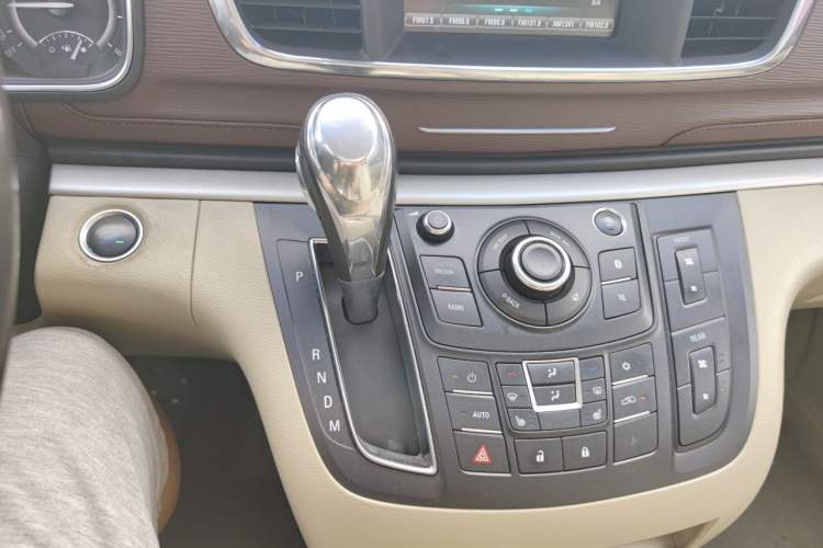 Used Buick GL8 2018 28T Prestige Version China VI Standard Gear Lever