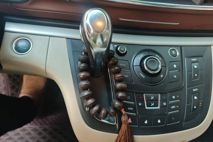 Used Buick GL8 2018 28T Comfort Model China VI Standard Gear Lever