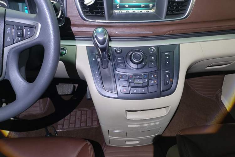 Used Buick GL8 2018 28T Comfort Model China VI Standard Gear Lever