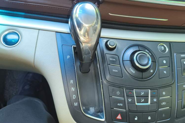Used Buick GL8 2018 28T Luxury Model China VI Standard Gear Lever