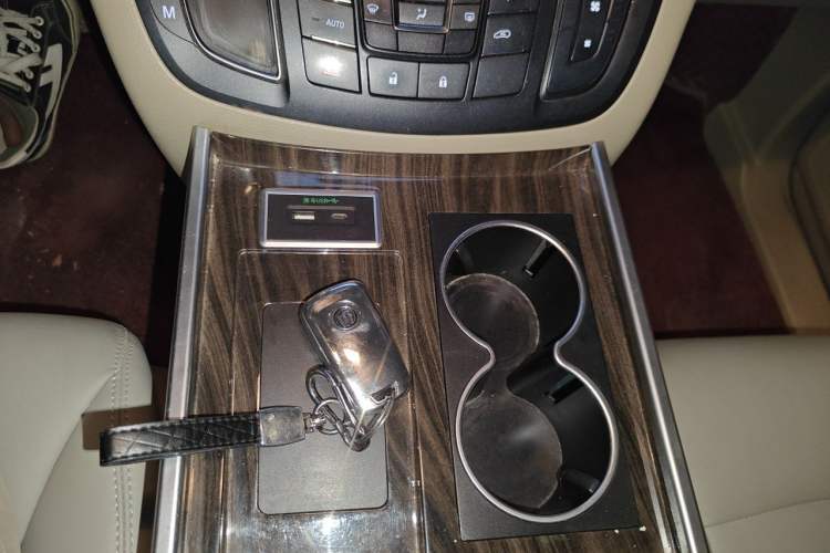 Used Buick GL8 2018 28T Comfort Model China VI Standard Gear Lever