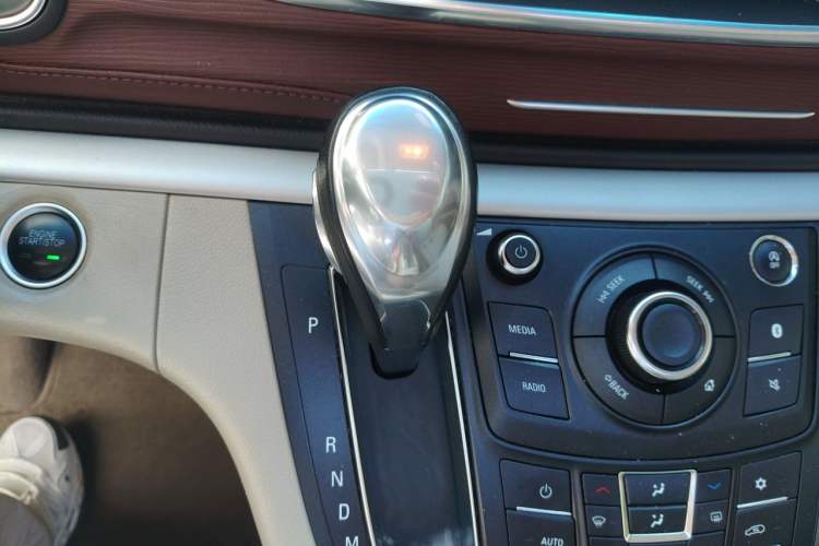 Used Buick GL8 2018 28T Luxury Model China VI Standard Gear Lever