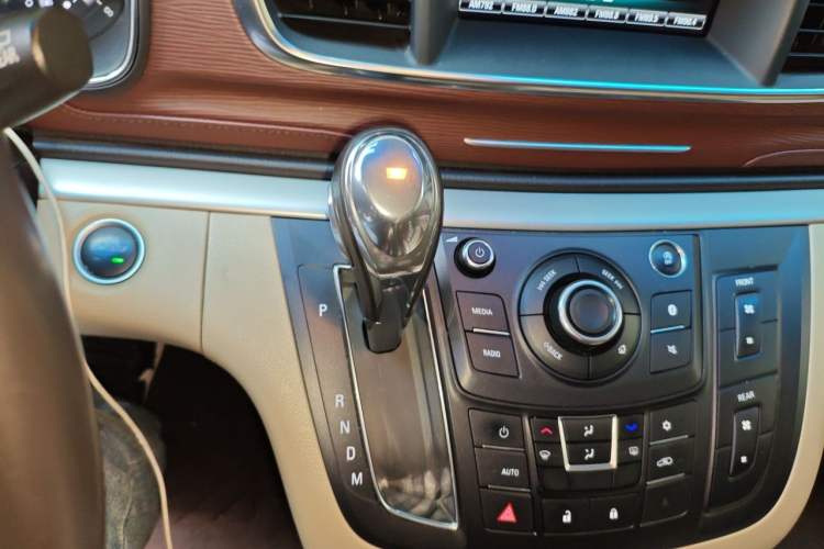 Used Buick GL8 2018 28T Luxury Model China VI Standard Gear Lever