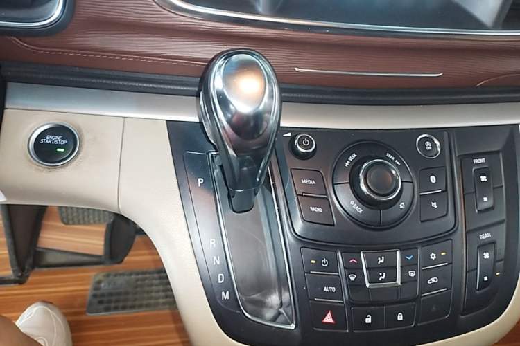 Used Buick GL8 2018 28T Luxury Model China VI Standard Gear Lever
