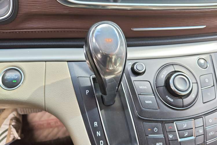 Used Buick GL8 2018 28T Luxury Model China VI Standard Gear Lever
