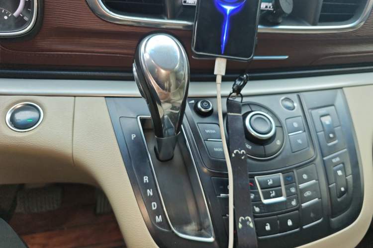 Used Buick GL8 2018 28T Prestige Version China VI Standard Gear Lever