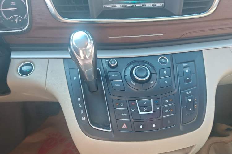 Used Buick GL8 2018 28T Comfort Model China VI Standard Gear Lever