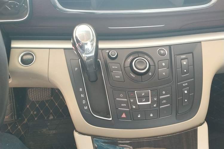 Used Buick GL8 2018 28T Prestige Version China VI Standard Gear Lever