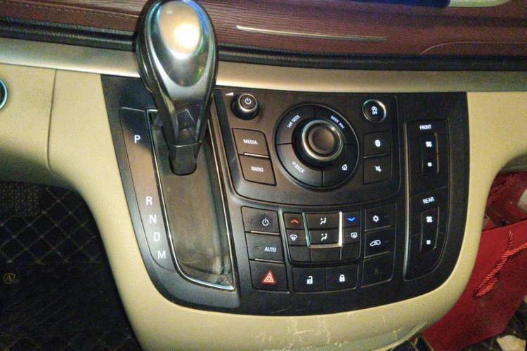 Used Buick GL8 2018 28T Comfort Model China VI Standard Gear Lever