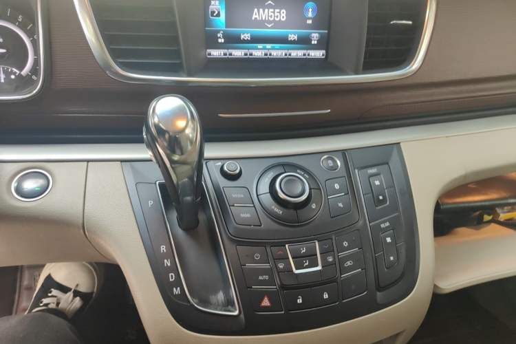 Used Buick GL8 2018 28T Luxury Model China VI Standard Gear Lever