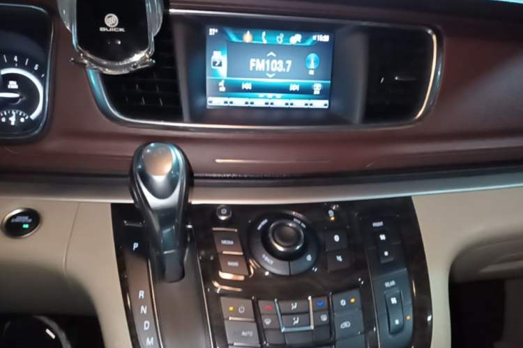 Used Buick GL8 2018 28T Luxury Model China VI Standard Gear Lever