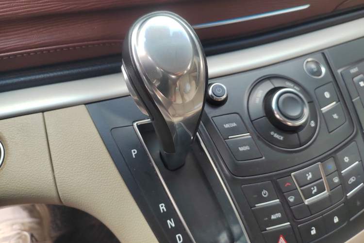 Used Buick GL8 2018 28T Luxury Model China VI Standard Gear Lever