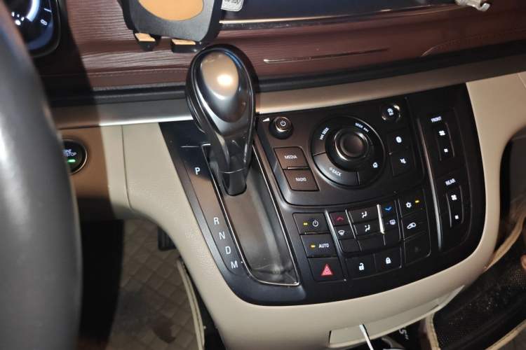Used Buick GL8 2018 28T Luxury Model China VI Standard Gear Lever