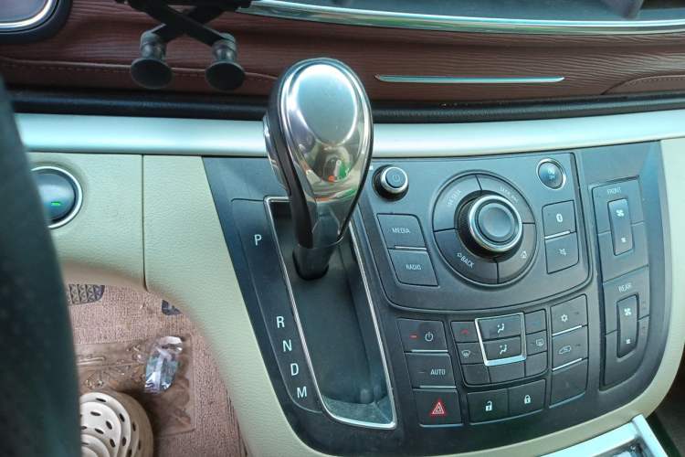 Used Buick GL8 2018 28T Comfort Model China VI Standard Gear Lever