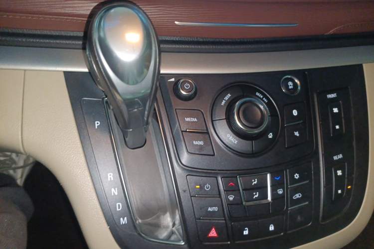 Used Buick GL8 2018 28T Luxury Model China VI Standard Gear Lever